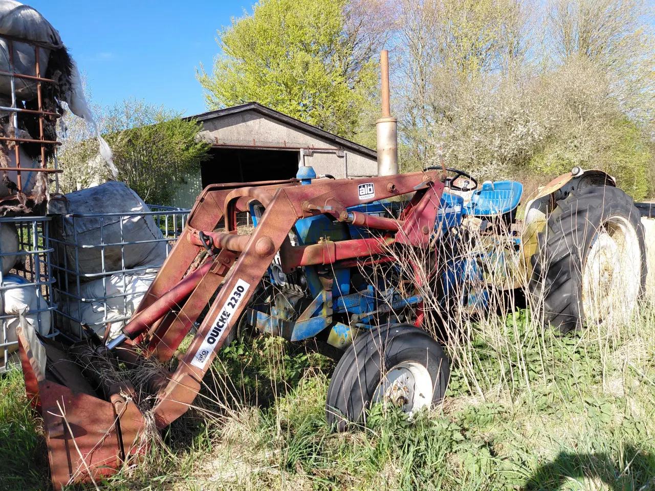 Billede 1 - Ford 4000, redskaber og kornvogne