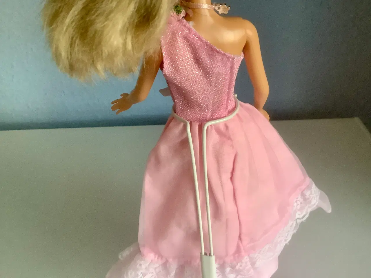 Billede 8 - Lange kjoler til Barbie. Samlet pris 25 kr.