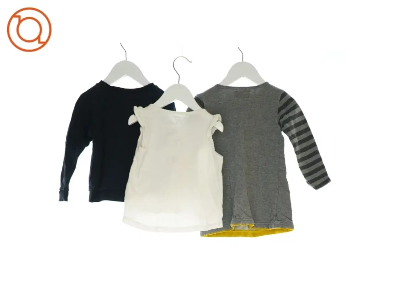 Billede 2 - 2 bluser og en t-shirt (Str. 98/104)