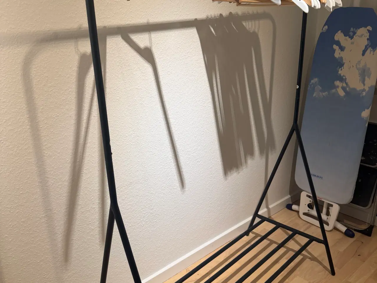 Billede 1 - Stabilt tøj stativ sort