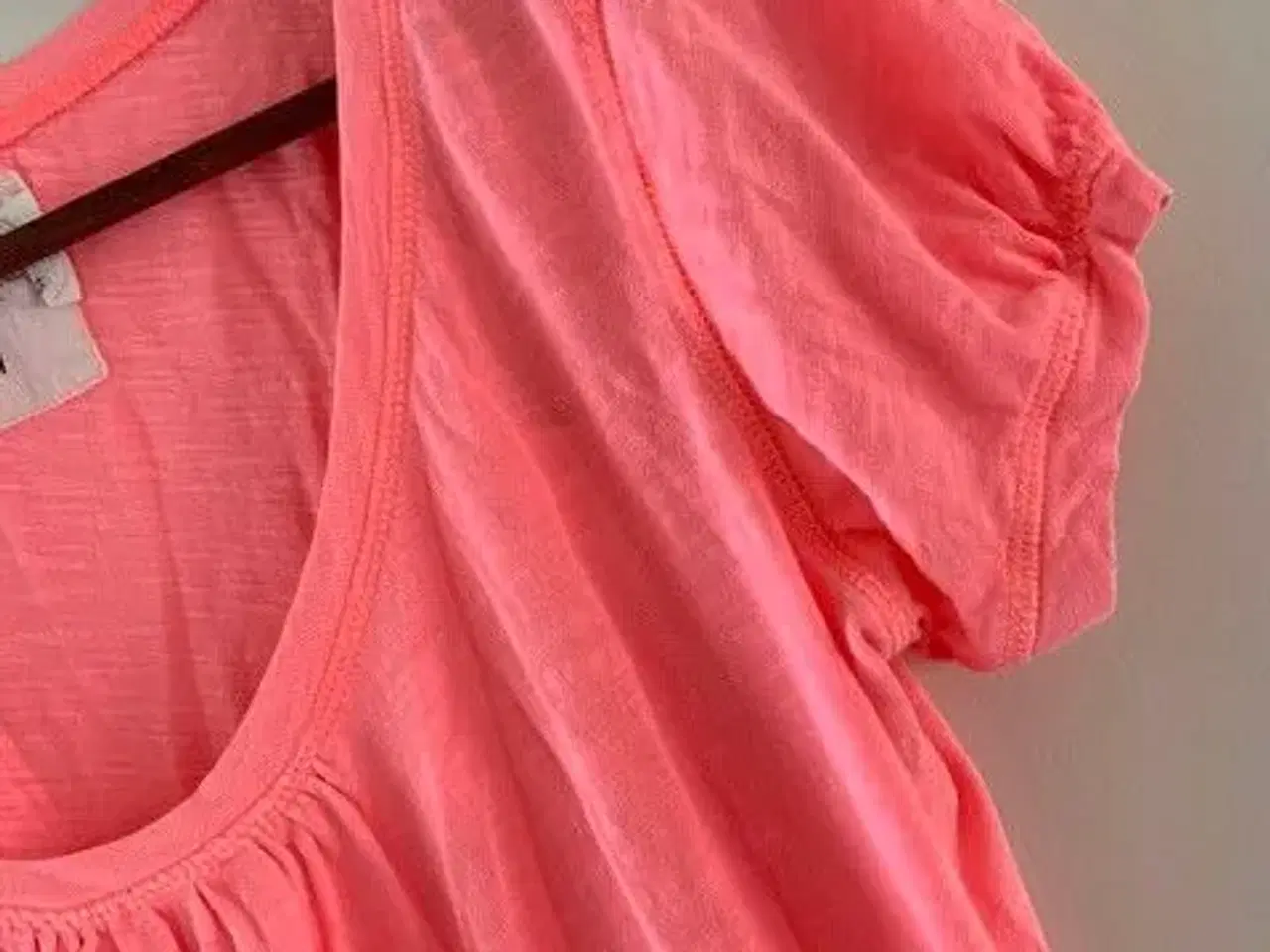 Billede 2 - Flot t-shirt bluse fra Logg by H&M
