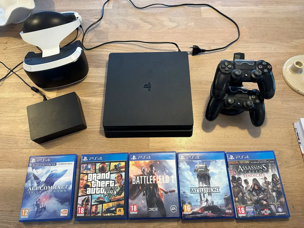 Billede 1 - Playstation 4 slim med VR briller, 2 controllere 