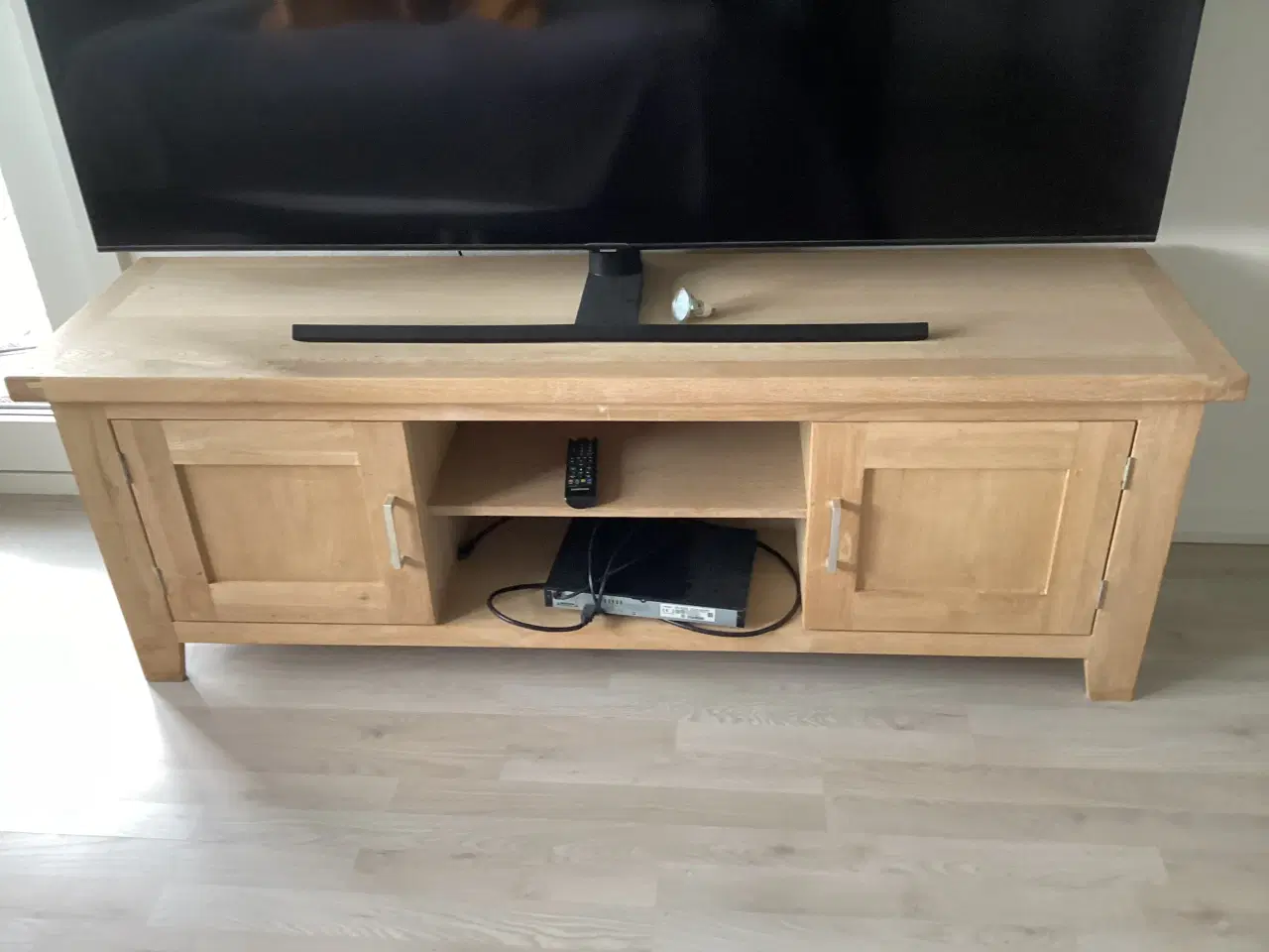 Billede 1 - Tv bord i sæbebehandlet eg.