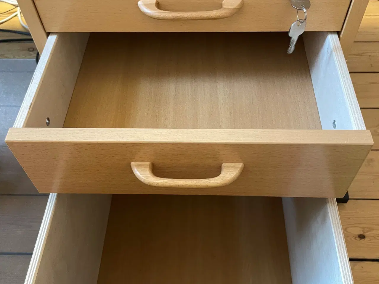 Billede 5 - Byd: Hævesænkeborde, arkivskab, lærred og mapper