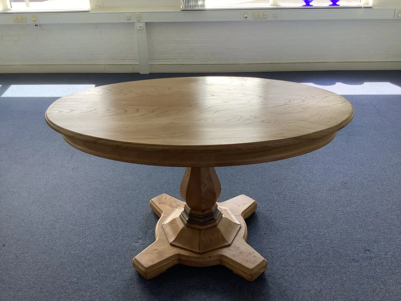 Billede 1 - Ovalt massivt elmetræsbord