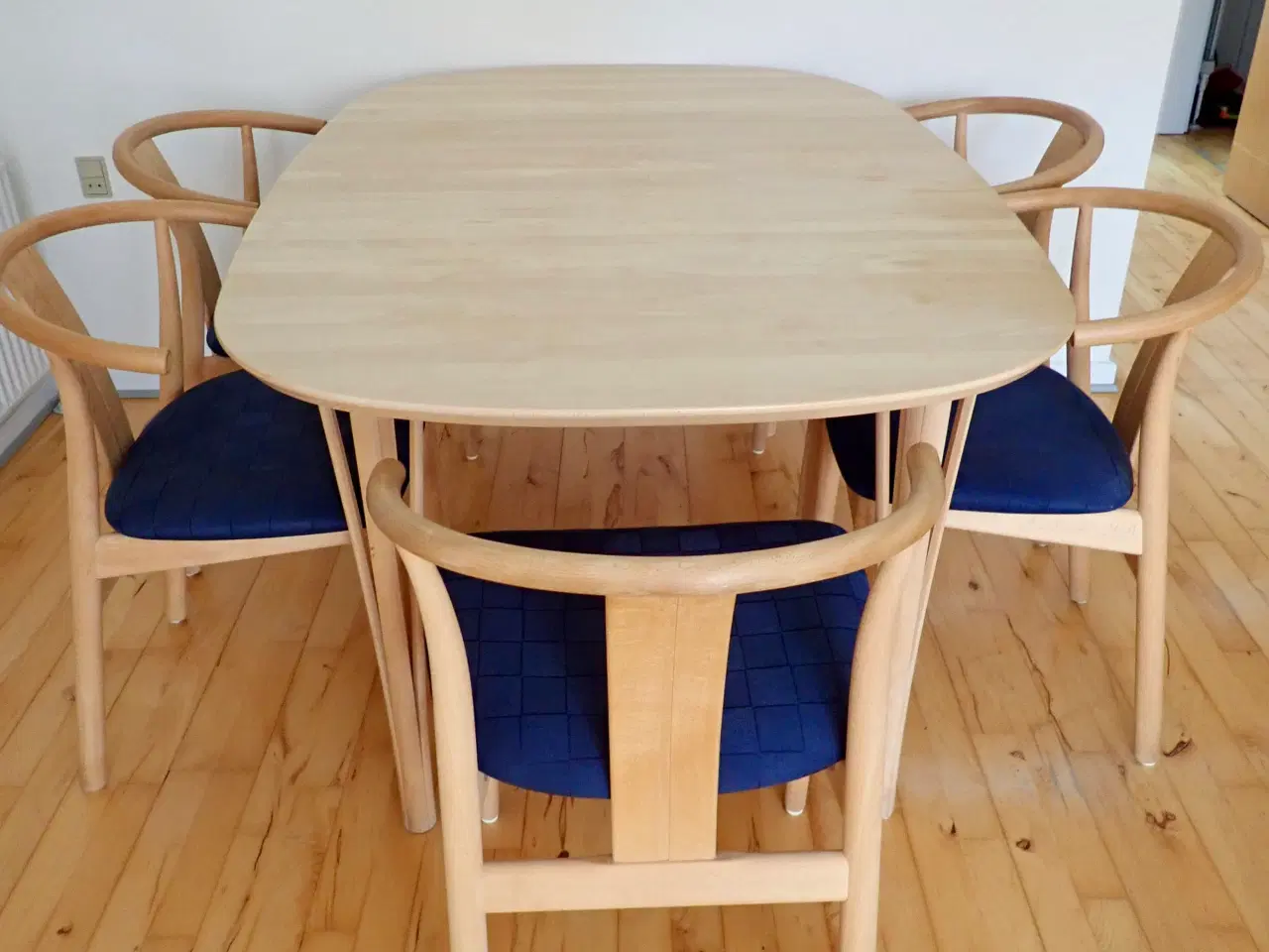 Billede 2 - Ellipseformet spisebord i birketræ og 6 stole i eg