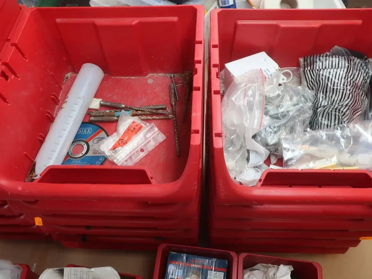 Billede 2 - Røde kasser med indhold