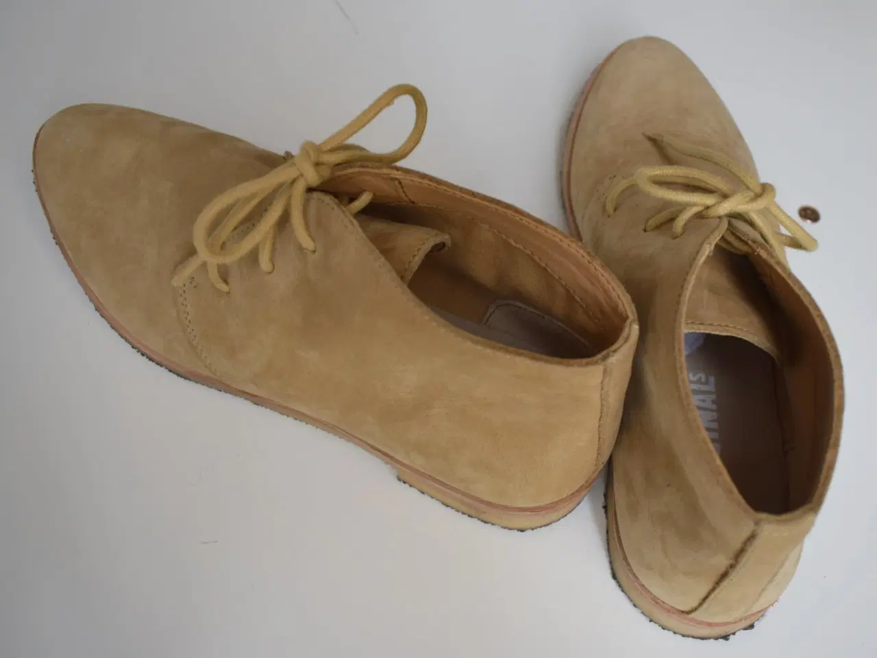 Billede 2 - Clarks Andre sko 39 beige ruskind