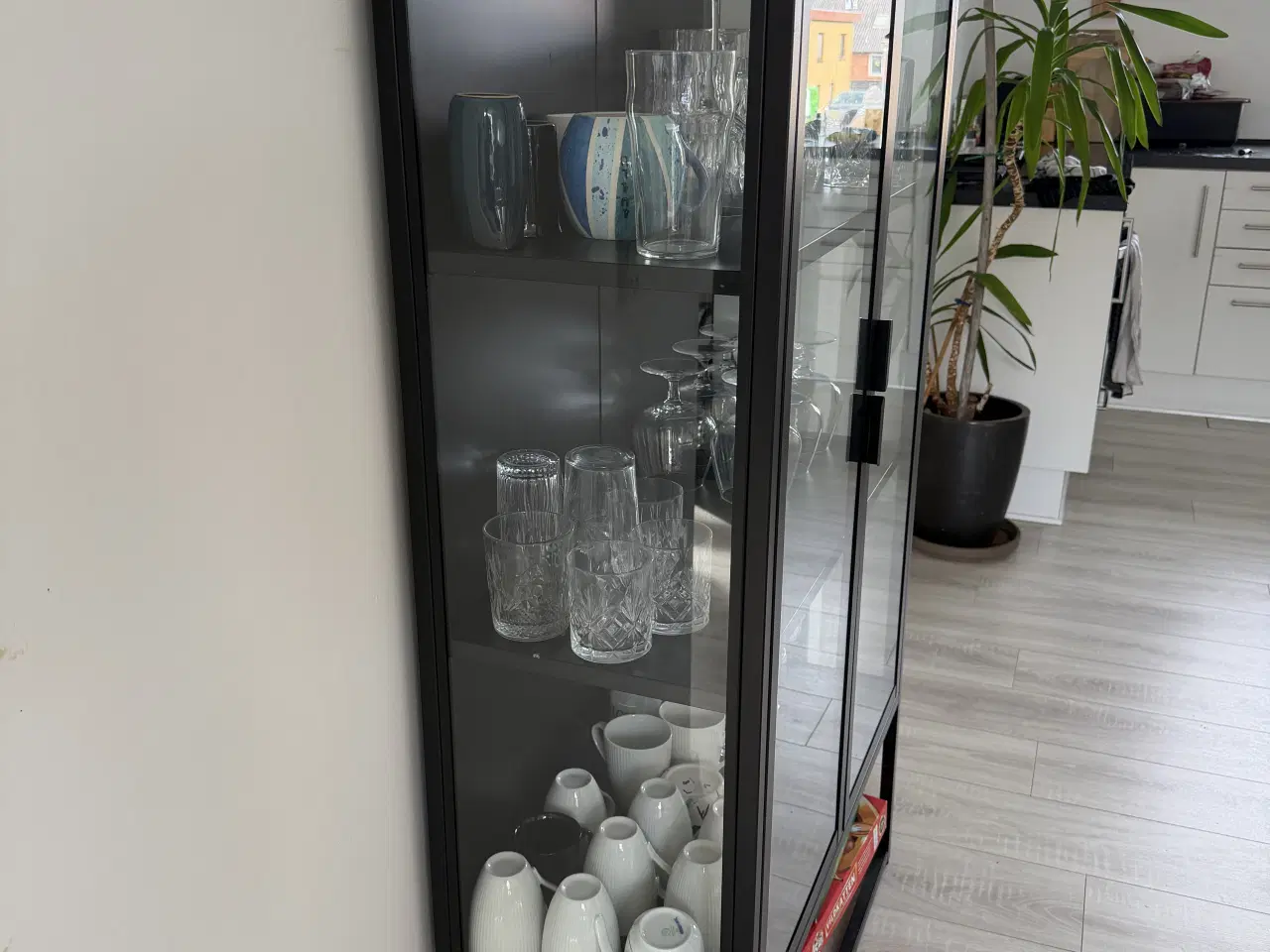 Billede 3 - VIRUM 2 låger sort Vitrineskab fra Jysk. 