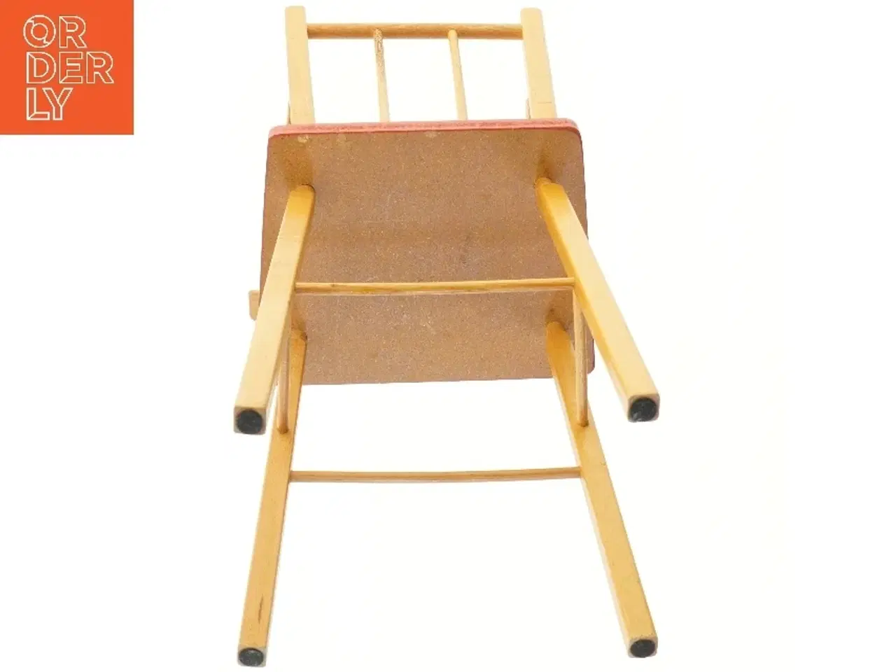 Billede 3 - Høj stol i træ med rød sæde (str. 58x24,5 cm)
