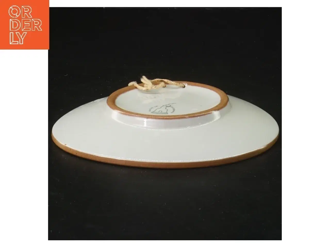 Billede 3 - Keramisk vægplatte med tegneserie-motiv fra Knabstrup (str. Ø 15,5 cm)