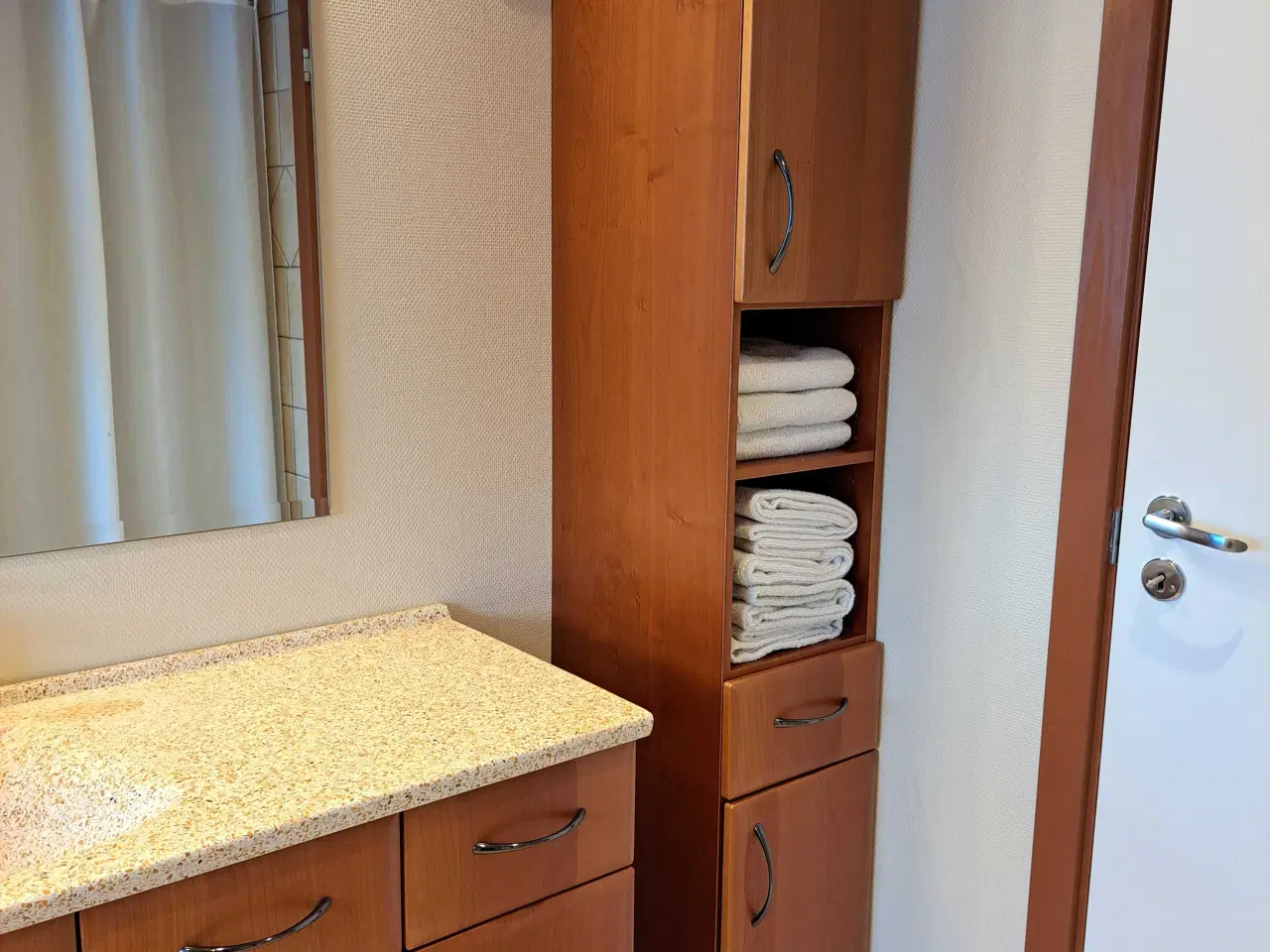 Billede 1 - Badeværelse møbler 