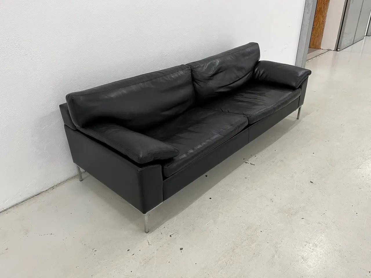 Billede 3 - 3 Pers.DC8900 Sofa i sort læder og på ben i stål.