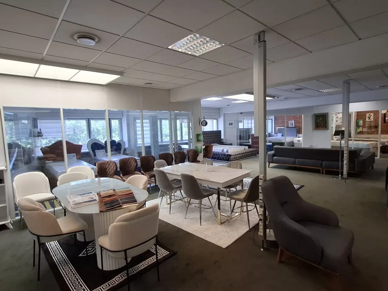 Billede 6 - Suveræn Beliggenhed – Showroom. Klinik, Butik, Gaming, Kontor mm. – Stort åbent areal i midten og mindre cellekontorer i glas.