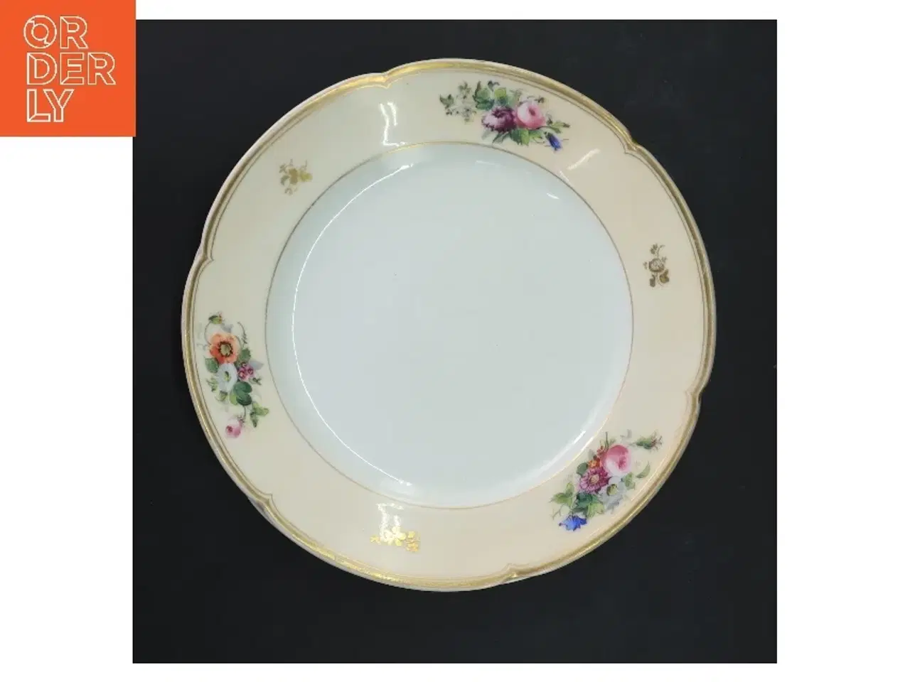 Billede 2 - Antikke Bing og Grøndahl Porcelænstallerkener med blomsterdekoration, 2 stk.  (str. Ø 21,5 cm)