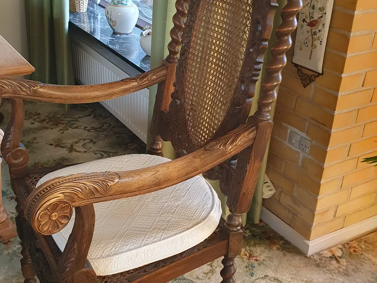 Billede 1 - Antik Træstol med flettet ryg og armlæn