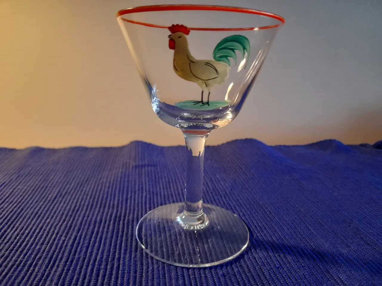 Billede 1 - 1 stk cocktailglas med hane og rød kant.