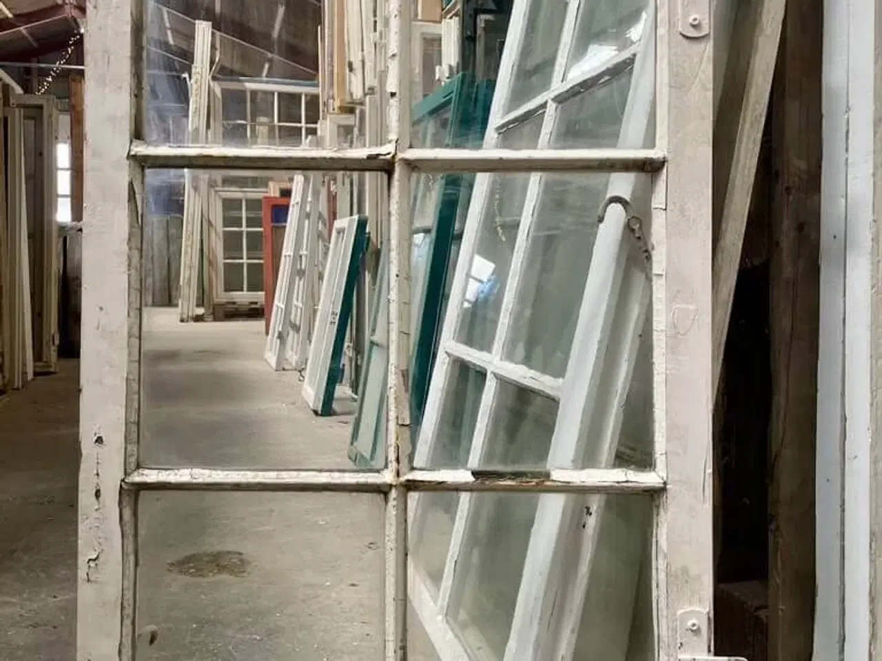 Billede 2 - 6-ruders vinduesramme m. jernsprosser