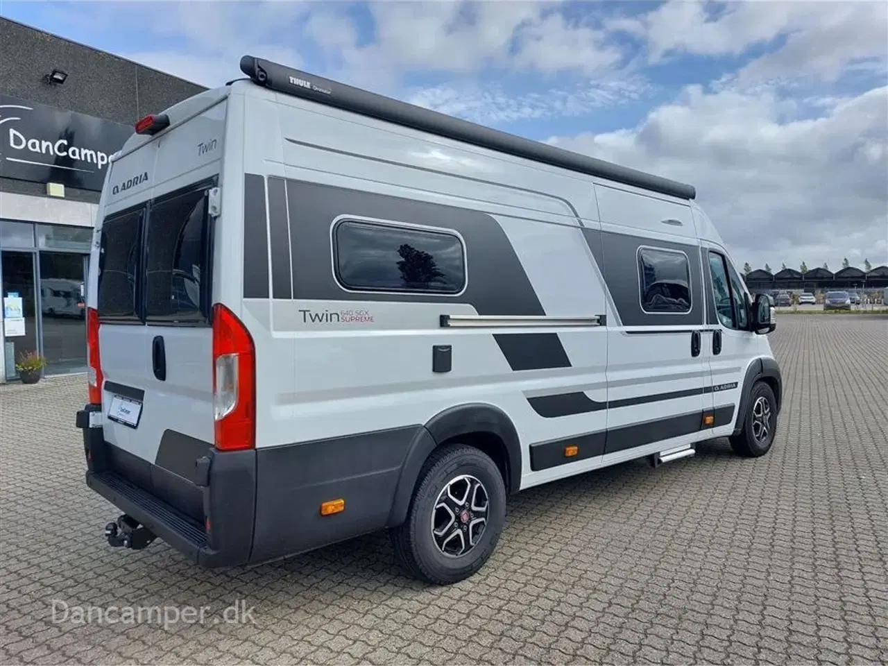 Billede 2 - 2023 - Adria Twin Supreme 640 SGX   Flot Adria Van med masser af ekstraudstyr. 9 trin aut.gear, Markise, MaxxFan, Hæve- sænkeseng