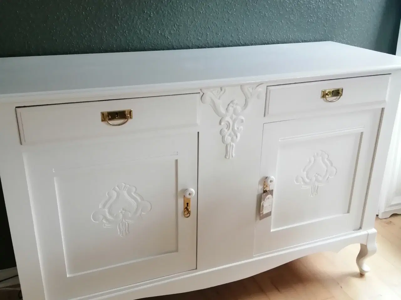 Billede 1 - Hvidmalet  skænk.