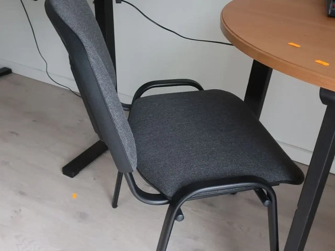 Billede 3 - Bord Ø84 med stol og indhold