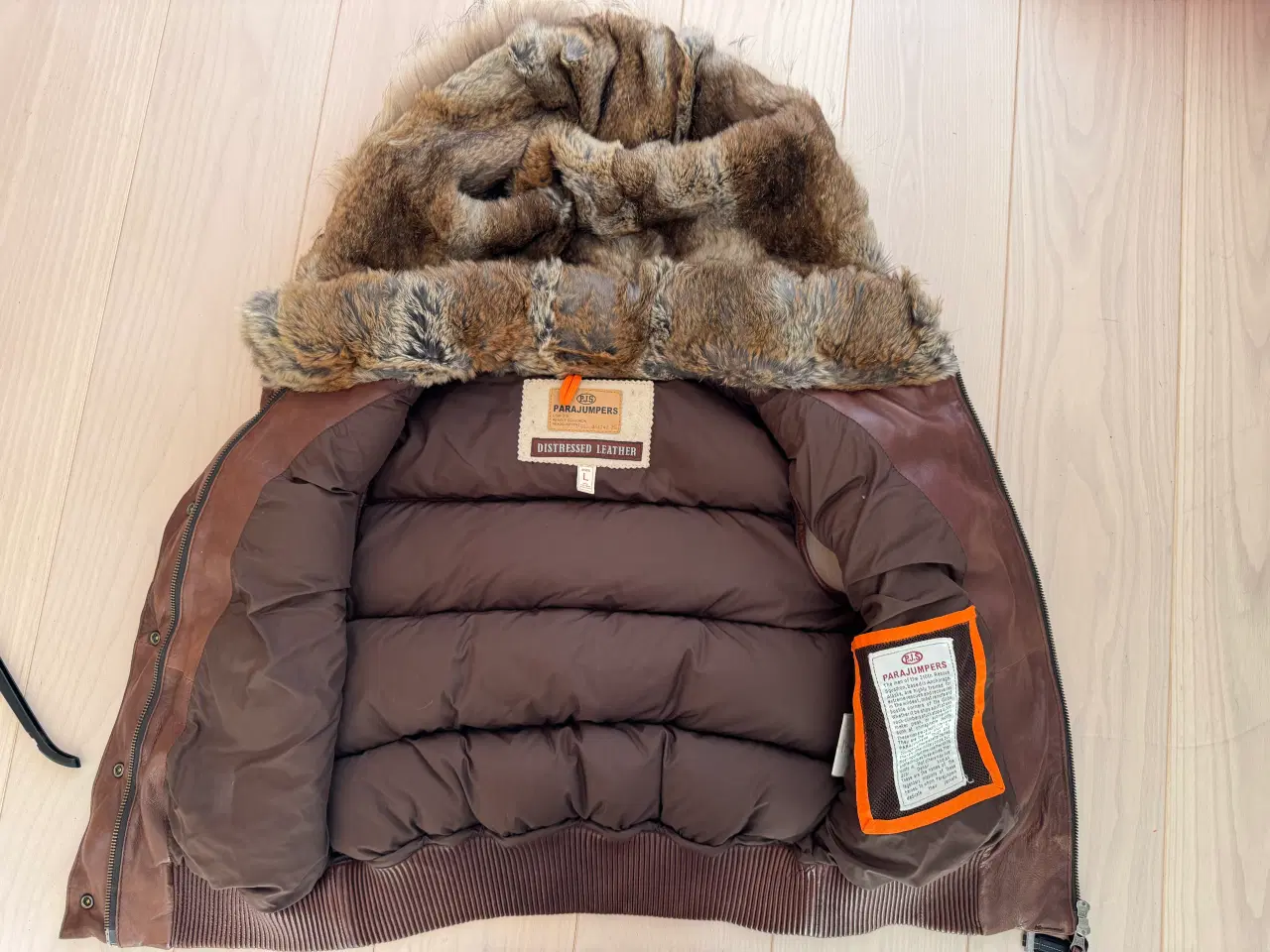 Billede 3 - Parajumpers lædervest med pelshætte