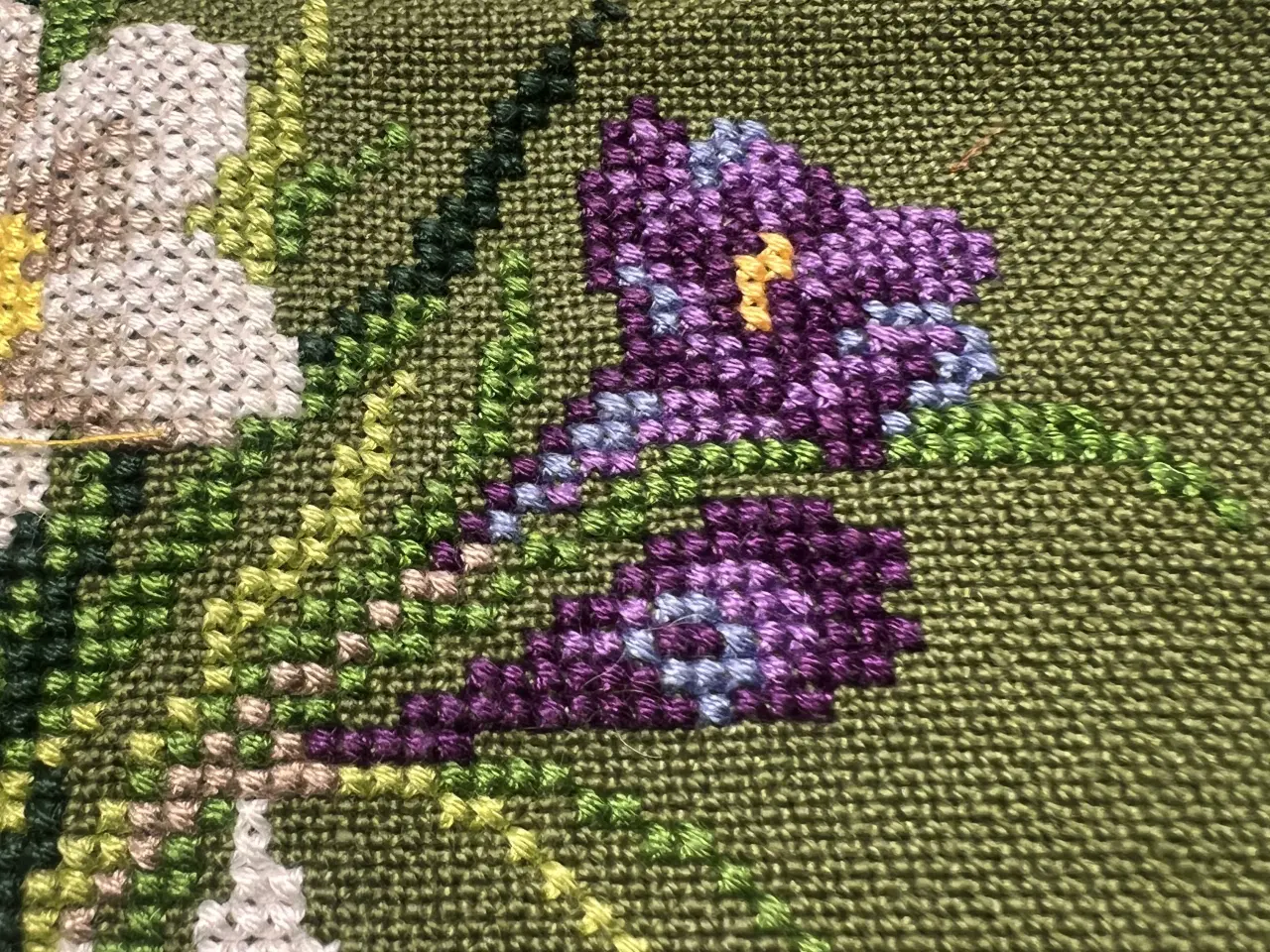 Billede 3 - Broderet påskeløber i mørkegrøn