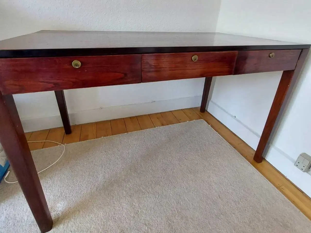 Billede 1 - Skrivebord i træ i mørkebrun finish