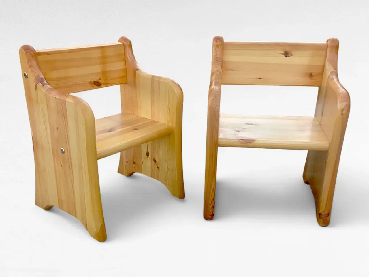 Billede 7 - Robust barnestol i massivt lakeret fyrretræ