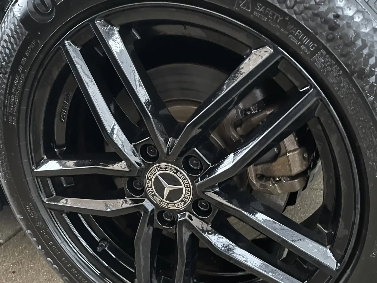 Billede 1 - Sort alufælge med vinterdæk