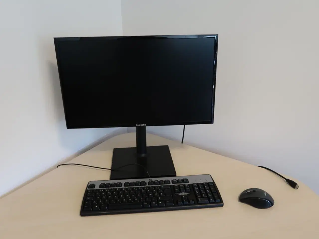 Billede 3 - Bord med computerskærm SAMSUNG F24T400FHR, tastatur og mus