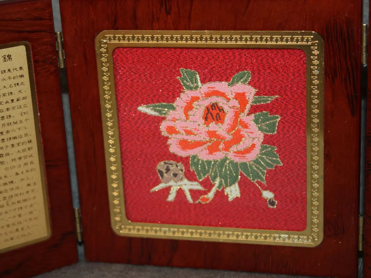 Billede 4 - Yun Brocade of China Silke og træ souvenir  13 cm 