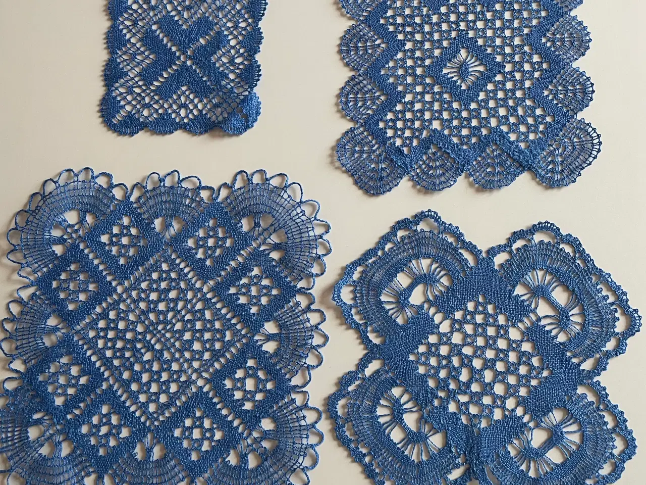 Billede 4 - Kniplede servietter alle ubrugte. 