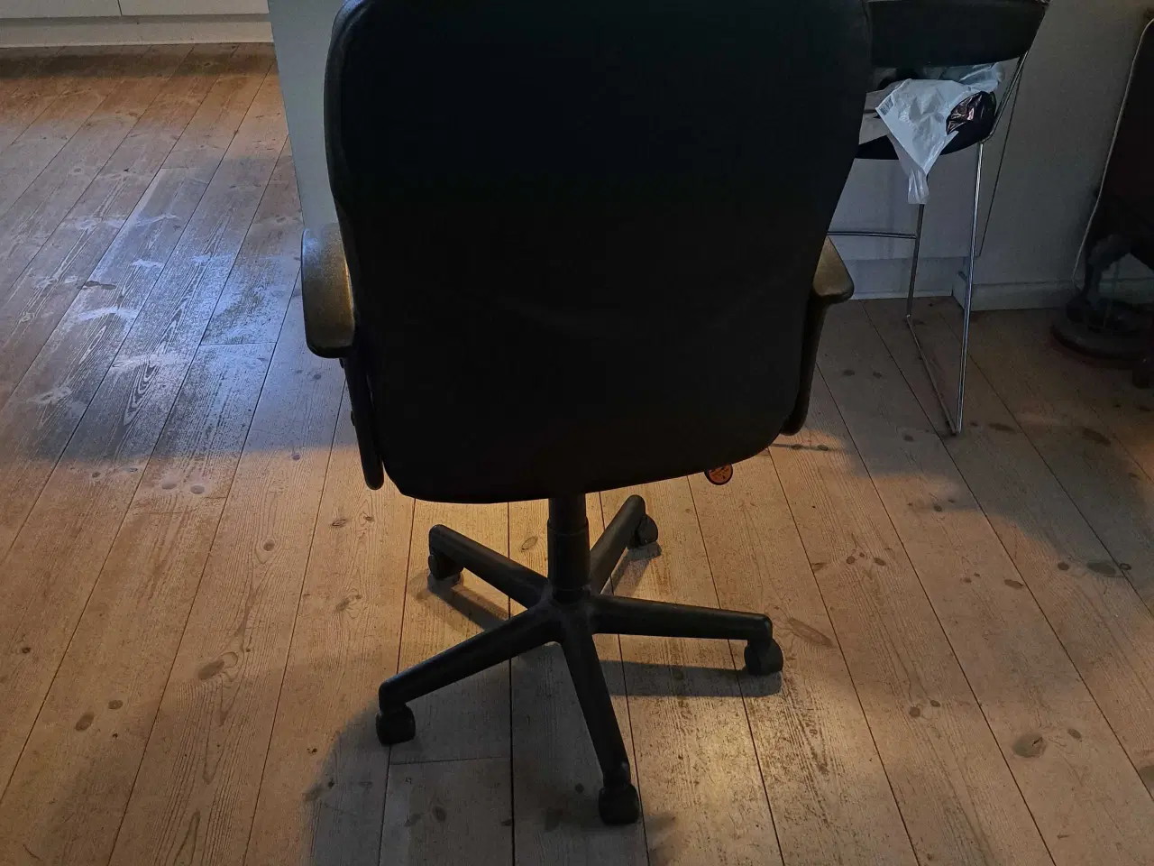 Billede 2 - KONTOR STOL MED HJUL