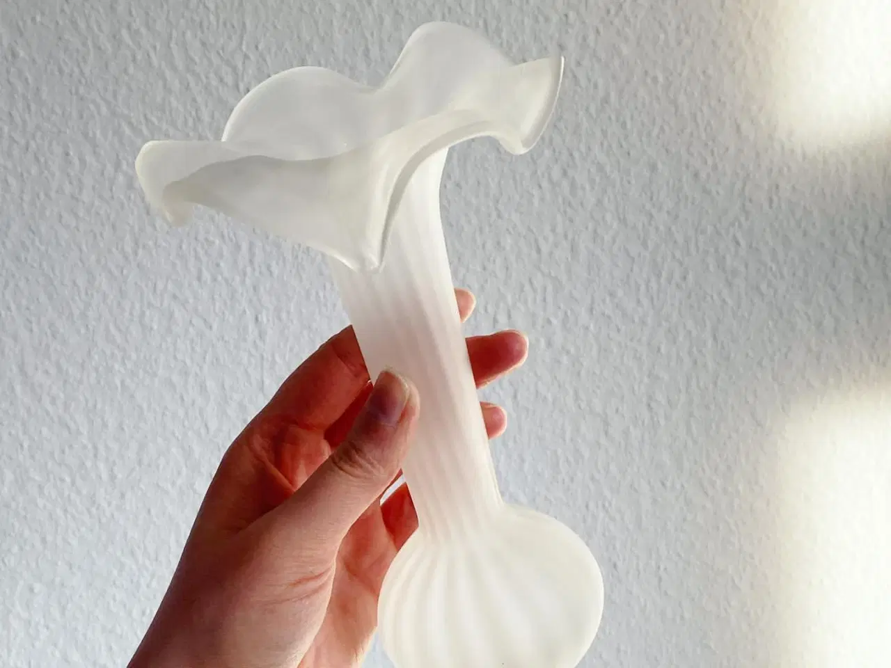 Billede 3 - Hvidt glas, løgformet m flæser, syrebehandlet