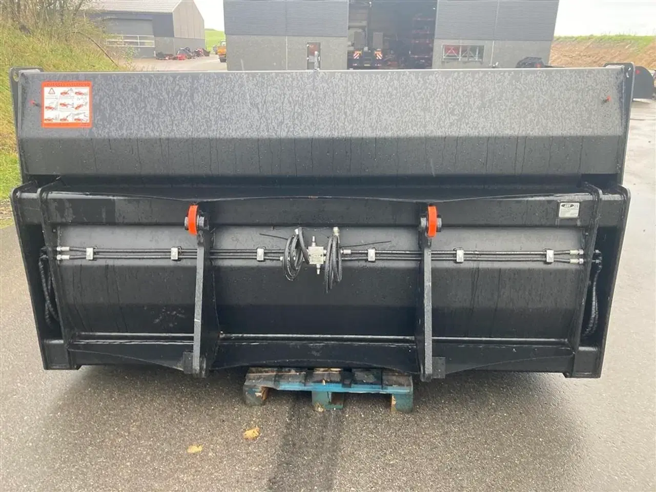 Billede 3 - JST Højtipskovl str.1 280 cm bred monteret med BM Fæste