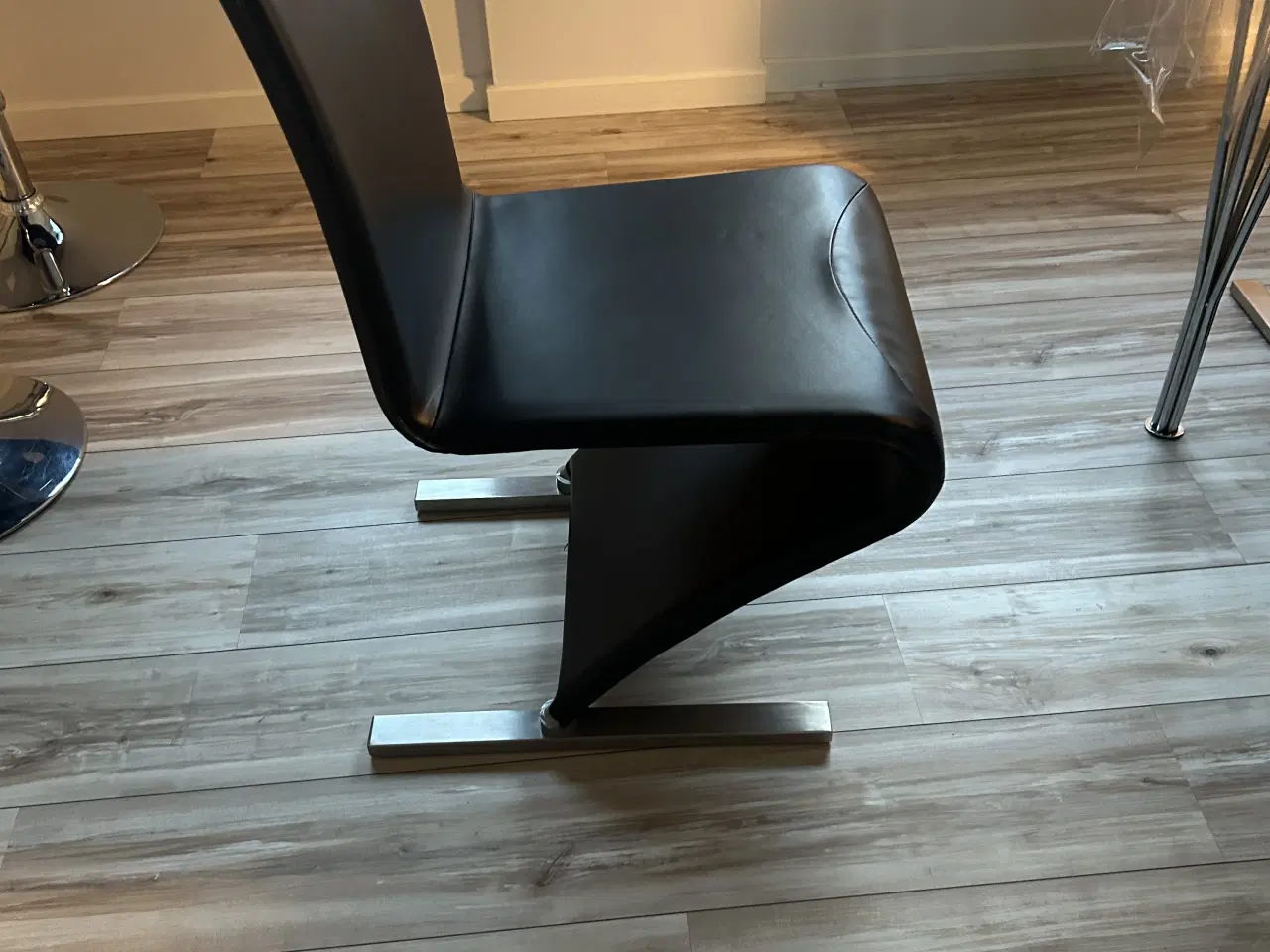 Billede 3 - Spisebordsstole sort læder / chrom