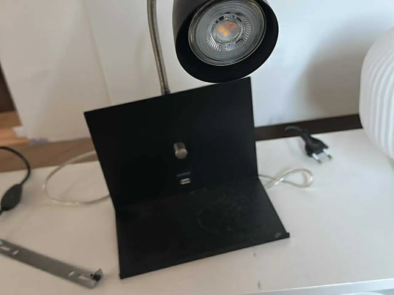 Billede 1 - LED væglampe med USB stik.