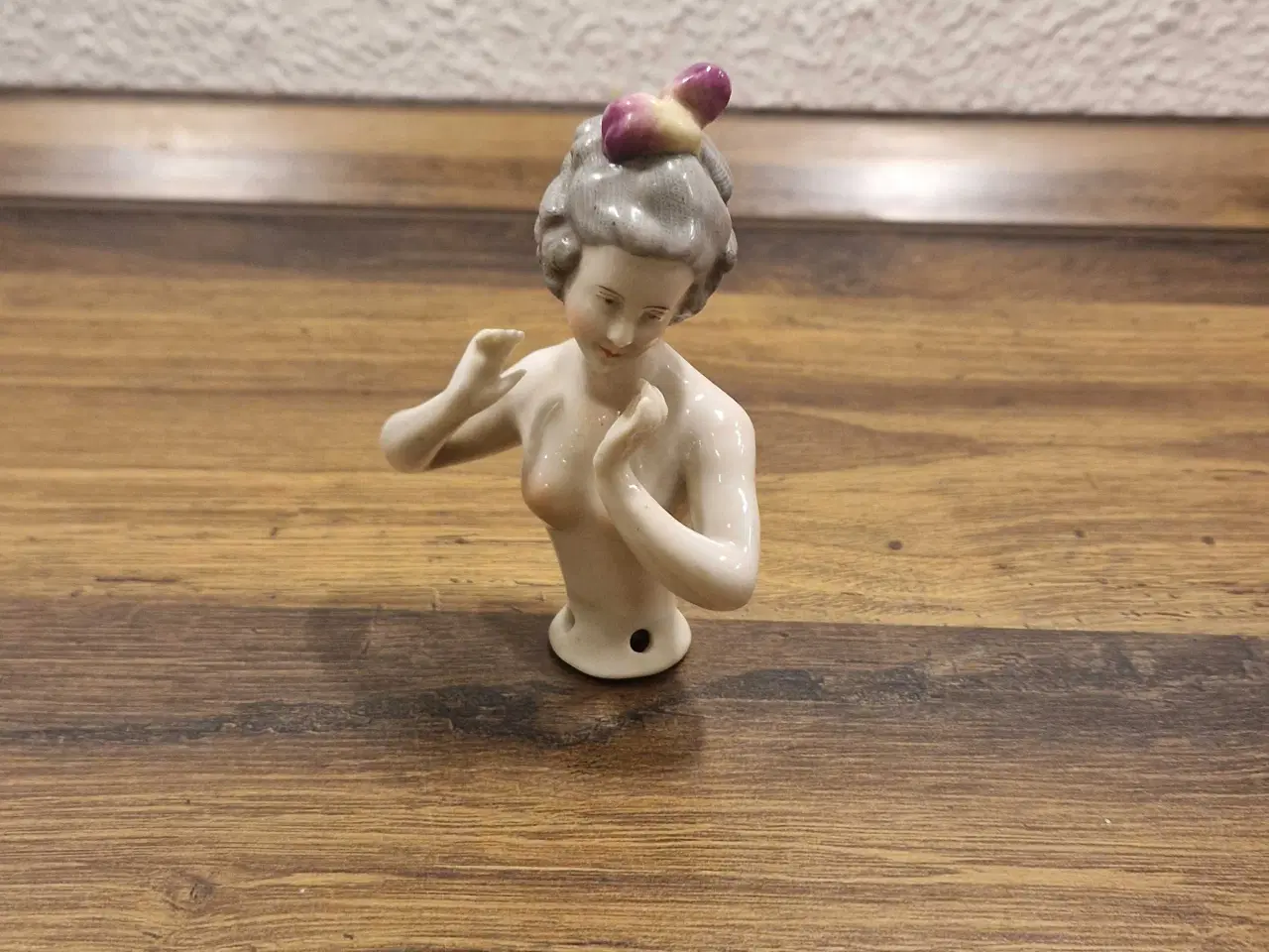 Billede 4 - Antik halvdukke i porcelæn