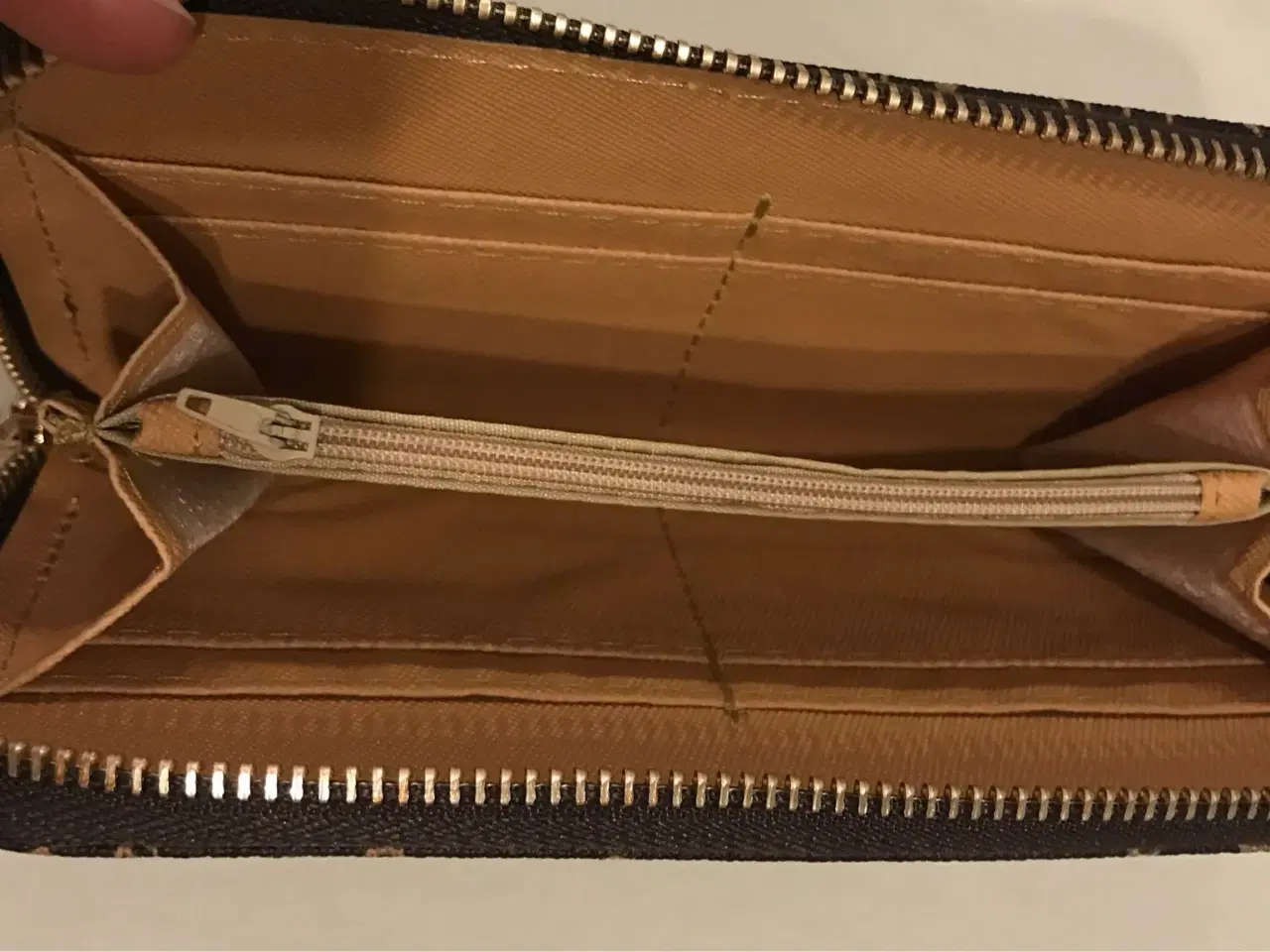 Billede 2 - Mørkebrun pung og nøgleholder