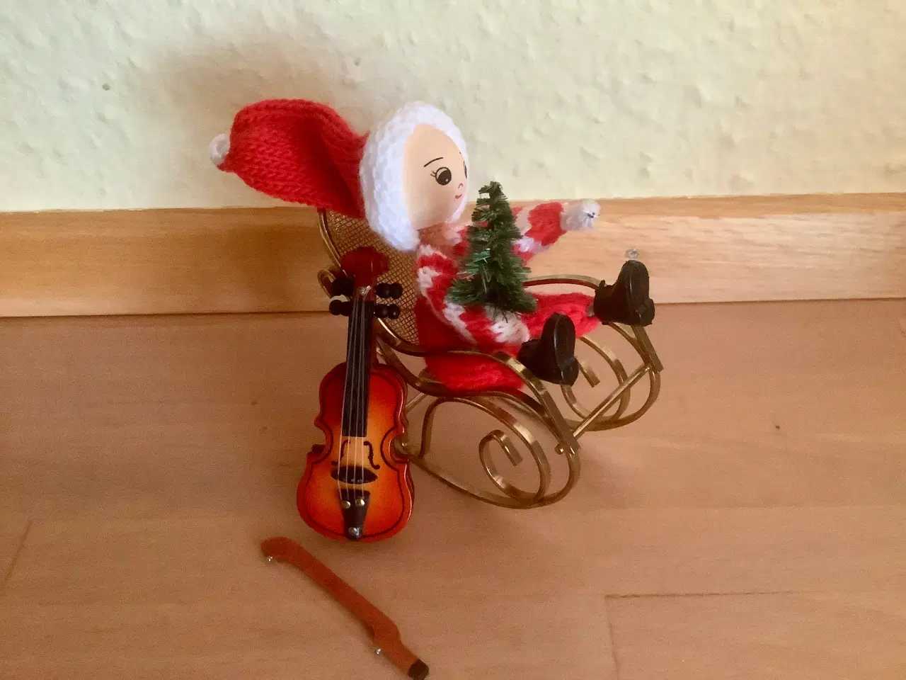Billede 1 - Lille nisse i gyngestol med violin.