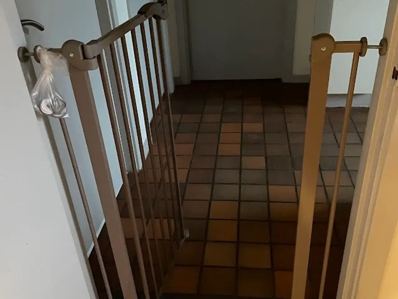 Billede 2 - gitter til dør