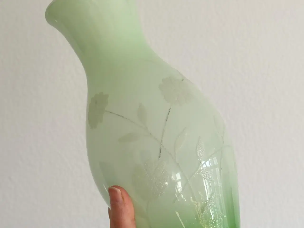 Billede 2 - Grøn og hvid glasvase m blomsterdeko, NB