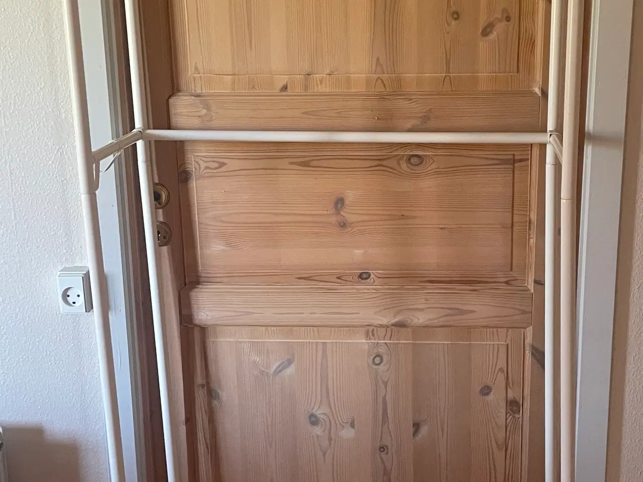 Billede 1 - Hvid garderobe møbel 