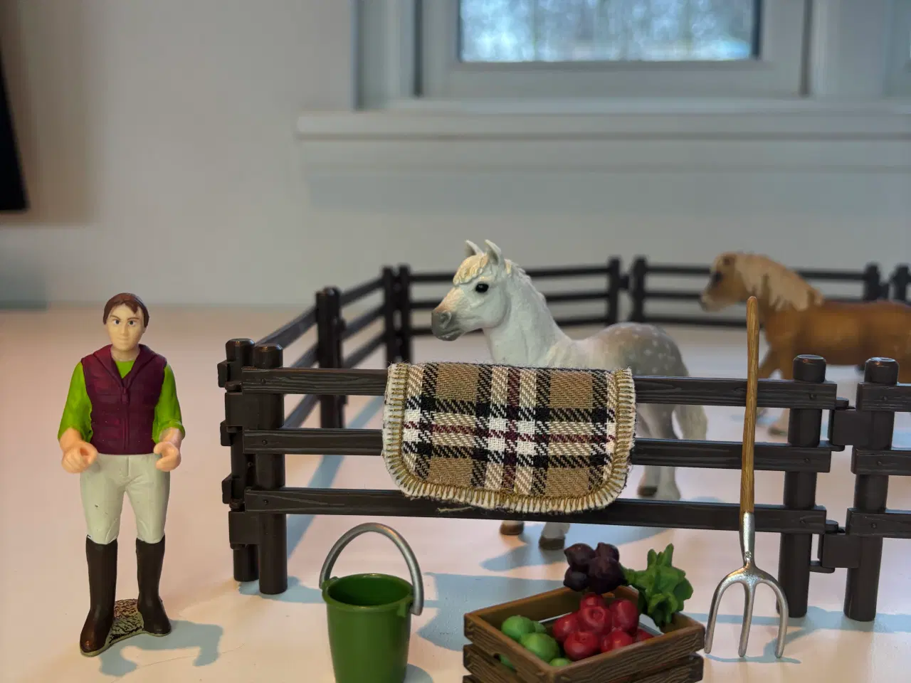 Billede 2 - Schleich fold område med 5 stk heste