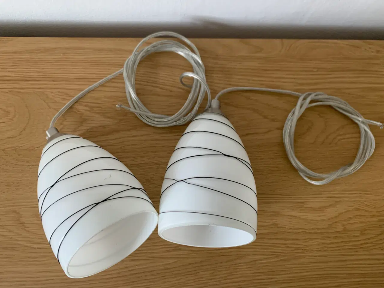 Billede 3 - 2 loftslamper i hvidt glas med sorte striber