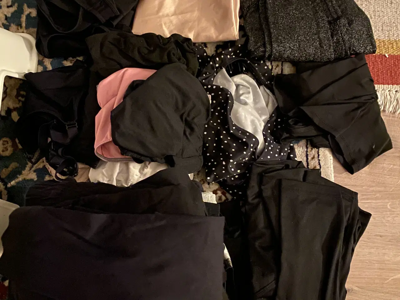 Billede 1 - Leggings, bukser, sportstop, sportsbh, badedragt 