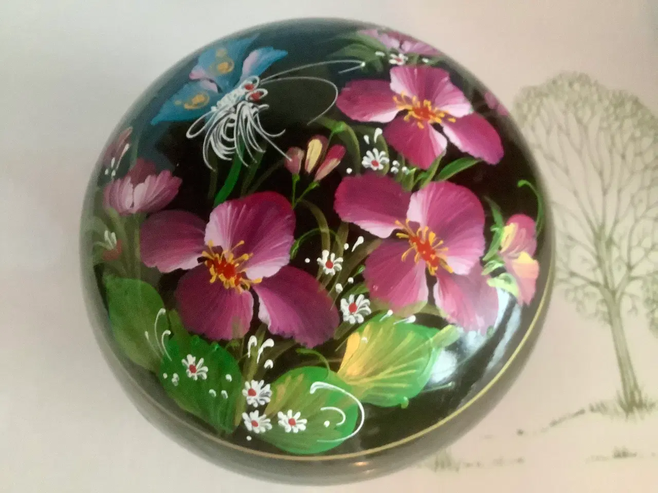 Billede 1 - Smukt lakskrin med håndmalet blomster.