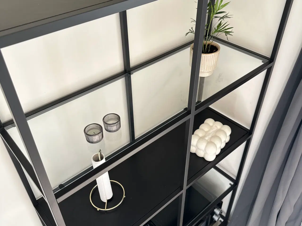 Billede 6 - sort reol med glasplader