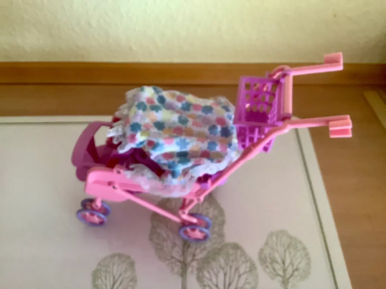 Billede 7 - Barnevogn som passer til Barbie.Ikke dukker.